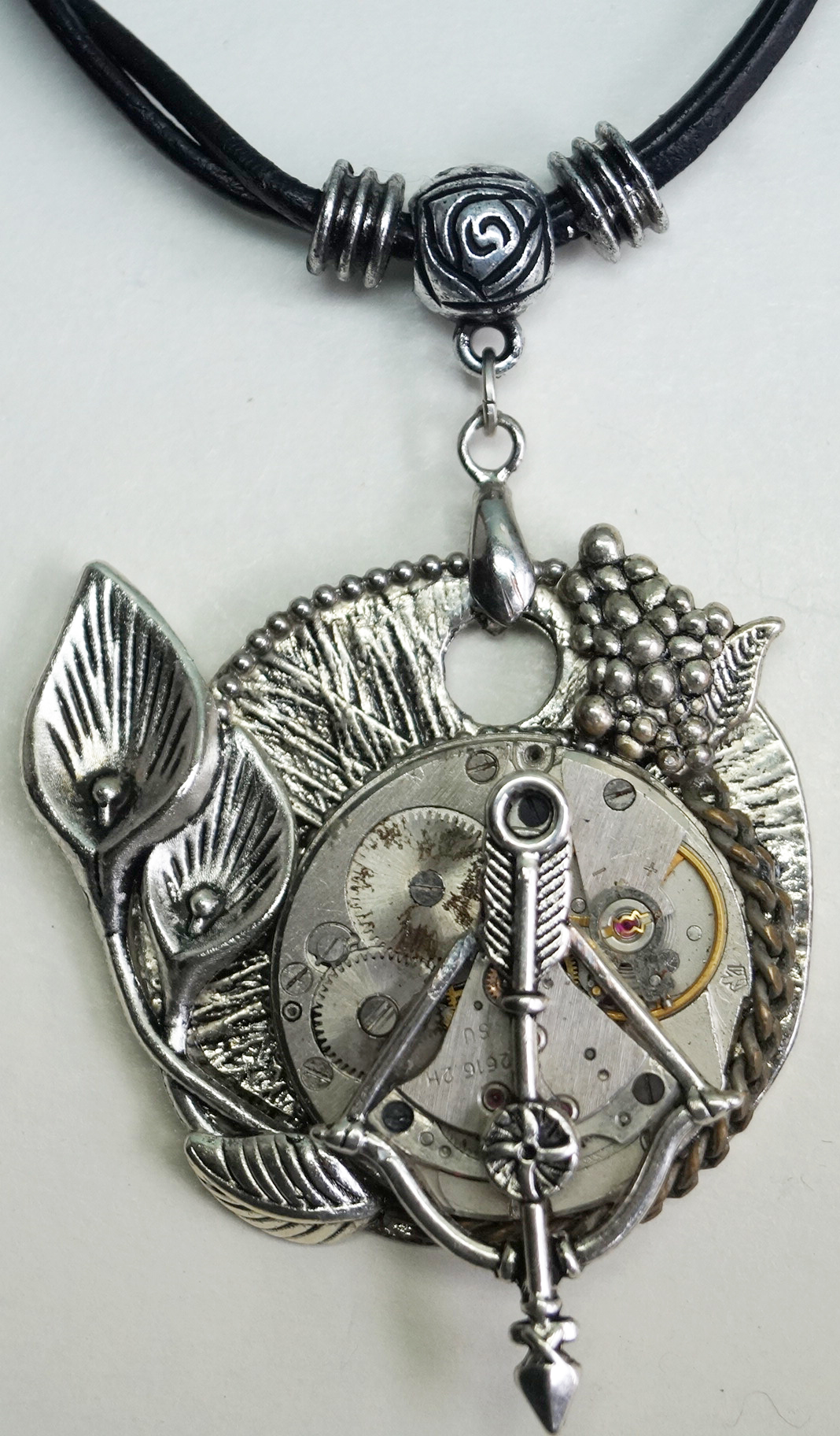 Necklace Medallion Pendant Steampunk The arrows of the time
