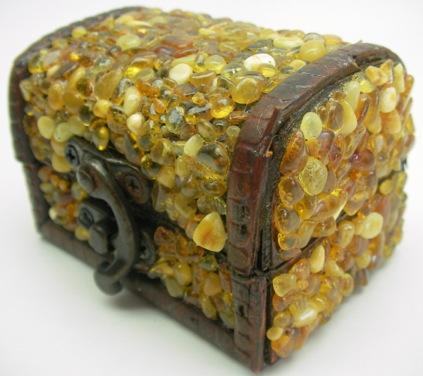 Box for jewelry encrusted with natural amber