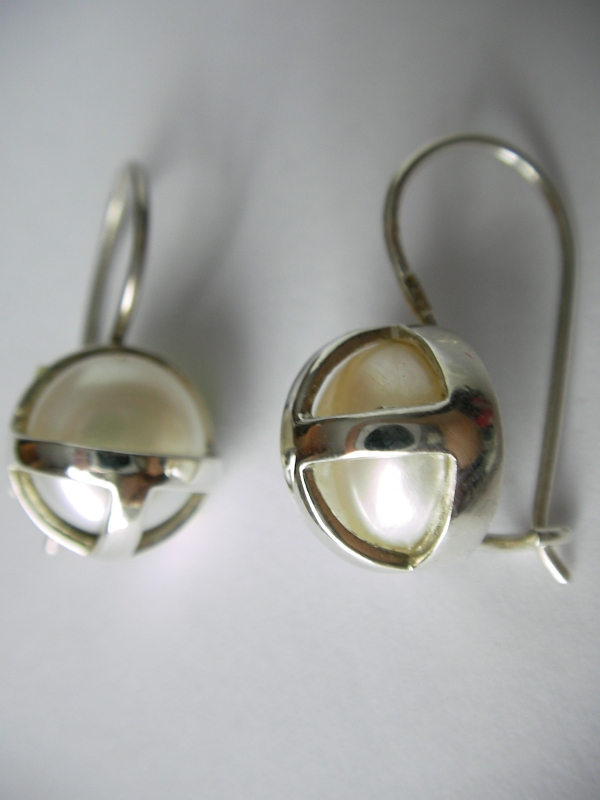 Earrings - varbin, round pearl in basket