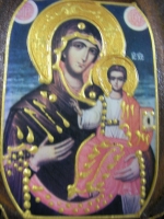Икона Св. Богородица върху дървено пънче