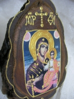 Икона Св. Богородица върху дървено пънче