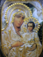 Икона Св. Богородица върху дървено пънче