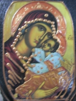 Икона Св. Богородица върху дървено пънче