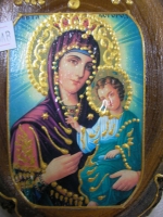 Икона Св. Богородица върху дървено пънче