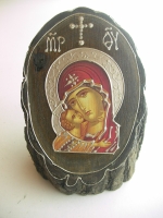 Икона на Св. Богородица върху дървено пънче