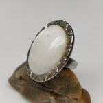 Ring white mother of pearl