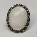 Ring white mother of pearl