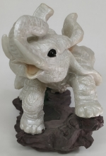 Elephant figure polerizine