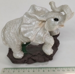 Elephant figure polerizine