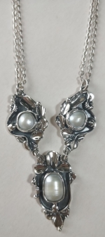 Silver necklace white pearl